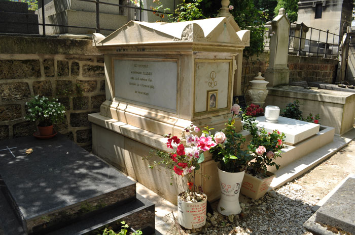 パリの文化・社会・歴史：『椿姫』のヒロインのモデルとなったマリー・デュプレシーの墓（モンマルトル墓地）