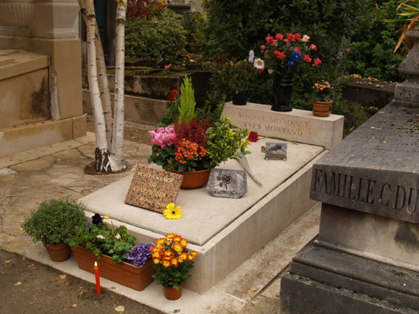 パリの文化・社会・歴史：イヴ・モンタンの墓（ペール・ラシェーズ墓地）