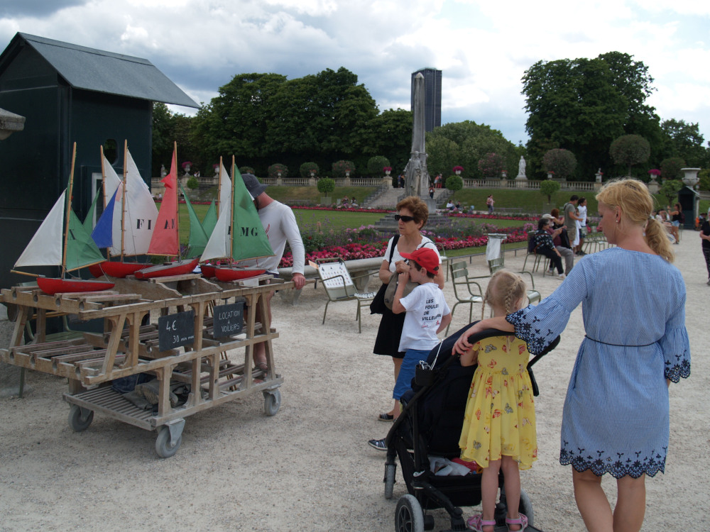 パリの文化・社会・歴史：リュクサンブール公園の小型ヨット遊び（パリの子どもの遊び）