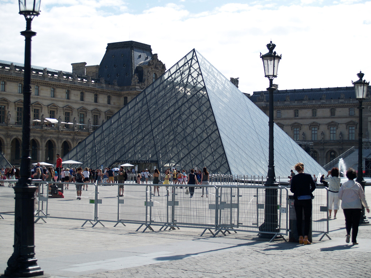 パリ観光地：ルーヴル・ピラミッド（ルーヴル美術館の中央入り口）