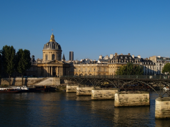 パリの人気観光地：ポン・デ・ザール