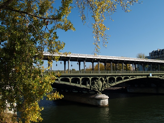 パリの観光地：ビラケム橋