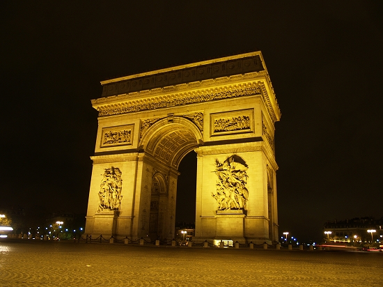 パリの人気観光地：凱旋門