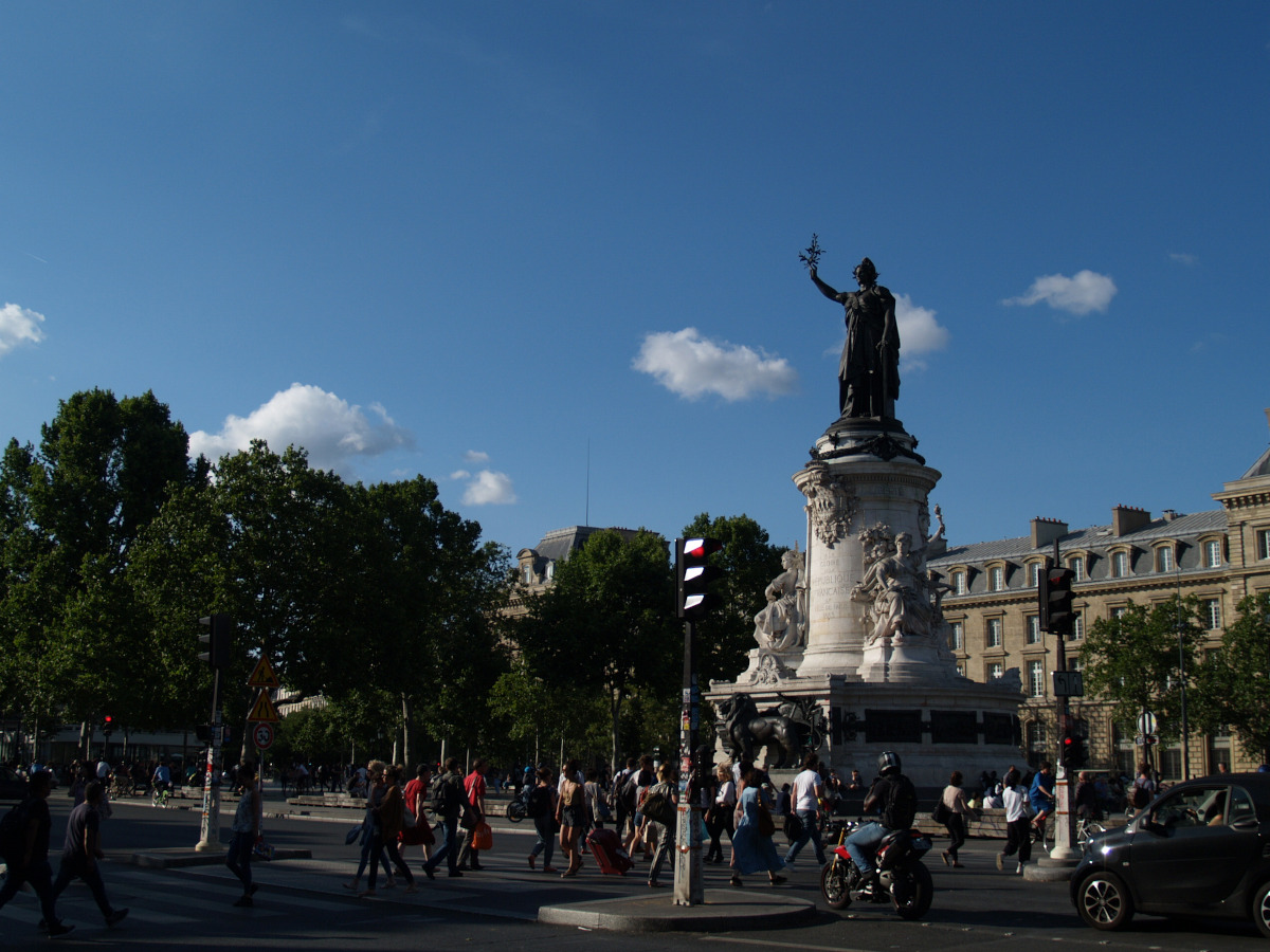 パリの人気モデルコース：北マレ散策とレピュブリック広場