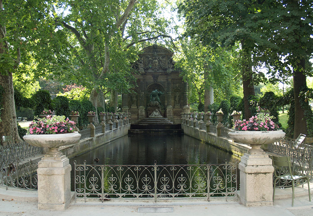パリ観光地：メディシスの泉（リュクサンブール公園）