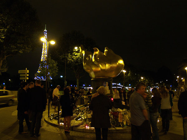 パリの観光地：自由の炎（ダイアナ妃慰霊モニュメント）