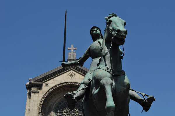 パリ観光地：ジャンヌ・ダルクの像