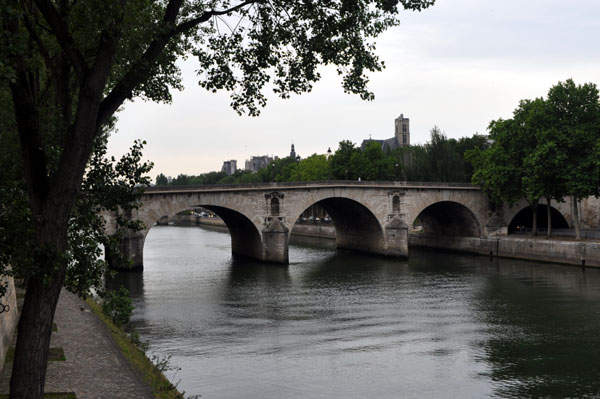 パリの観光地：マリー橋