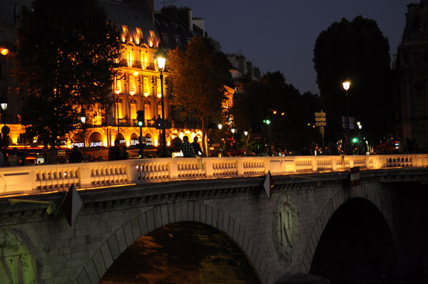 パリ観光地：両替橋（シャンジュ橋）