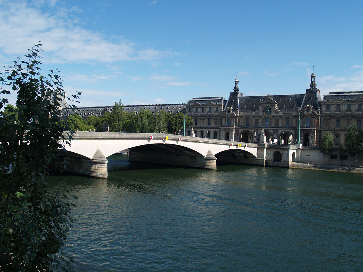 パリ観光地：カルーゼル橋