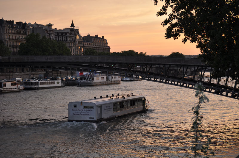 パリ観光地：レオポール・セダール・サンゴール橋