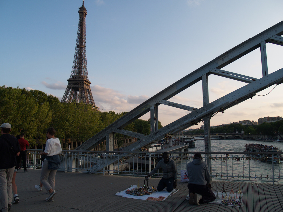 パリの観光地：ドゥビリ橋