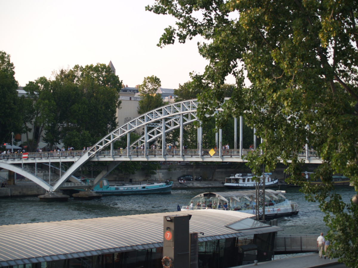 パリ観光地：ドゥビリ橋