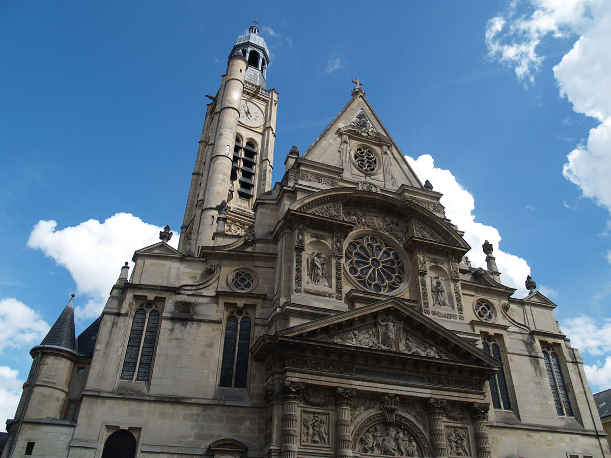 パリの観光地：サン・テティエンヌ・デュ・モン教会