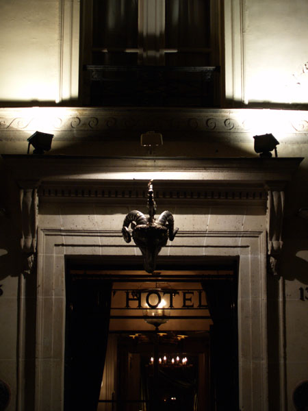 パリ人気観光エリア：オスカー・ワイルドが生涯を閉じたホテル
