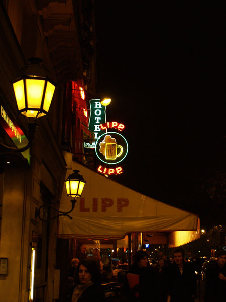 パリのカフェ：ブラッスリー・リップ（夜の外観）