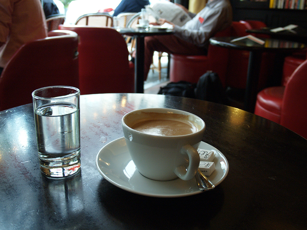パリのカフェ：レゼディテュール