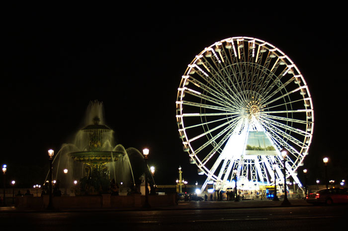 パリ観光地：チュイルリー公園の移動遊園地