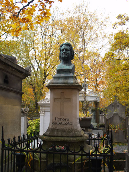 パリの文化・社会・歴史：バルザックの墓（ペール・ラシェーズ墓地）