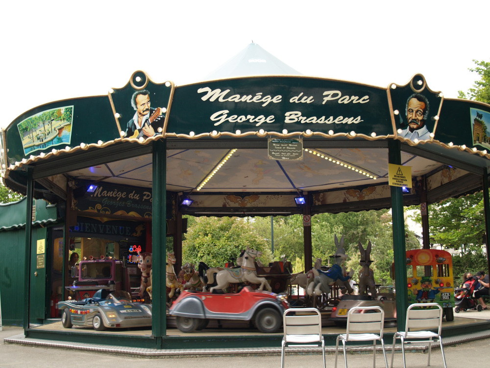 パリの文化・社会・歴史：ジョルジュ・ブラッサンス公園の遊具（パリの子どもの遊び）