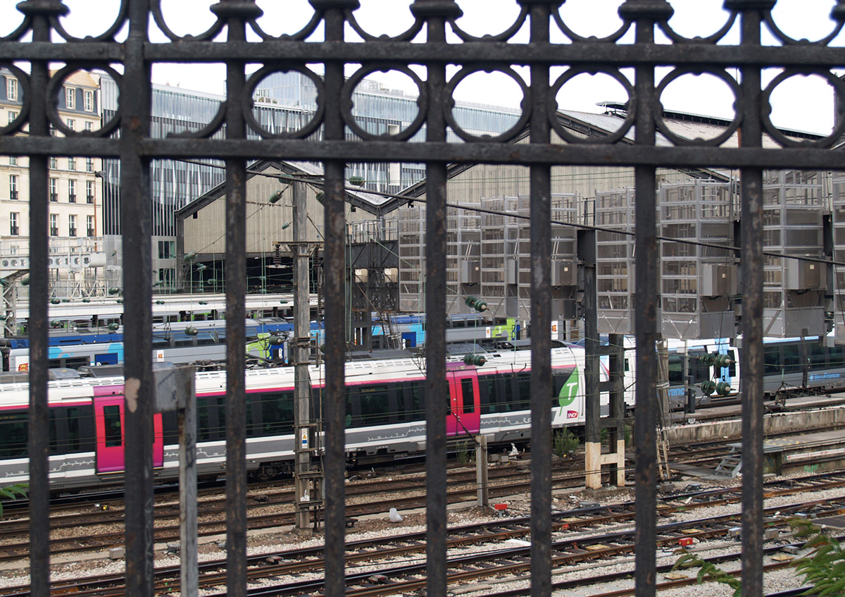 パリの通り：サン・ラザール駅から出発した列車（ローム通り）