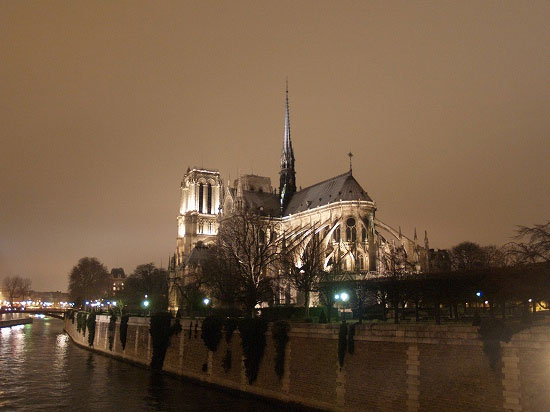 パリの人気観光地：ノートルダム大聖堂