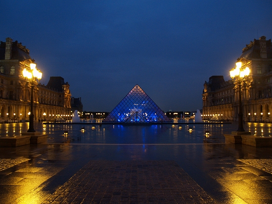 パリの観光地：ガラスのピラミッド