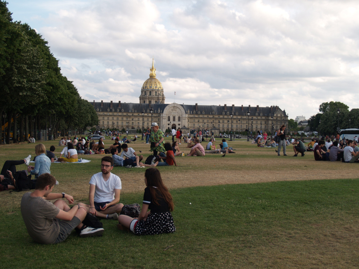 パリ観光地：アンヴァリッド前の芝生で寛ぐ人々