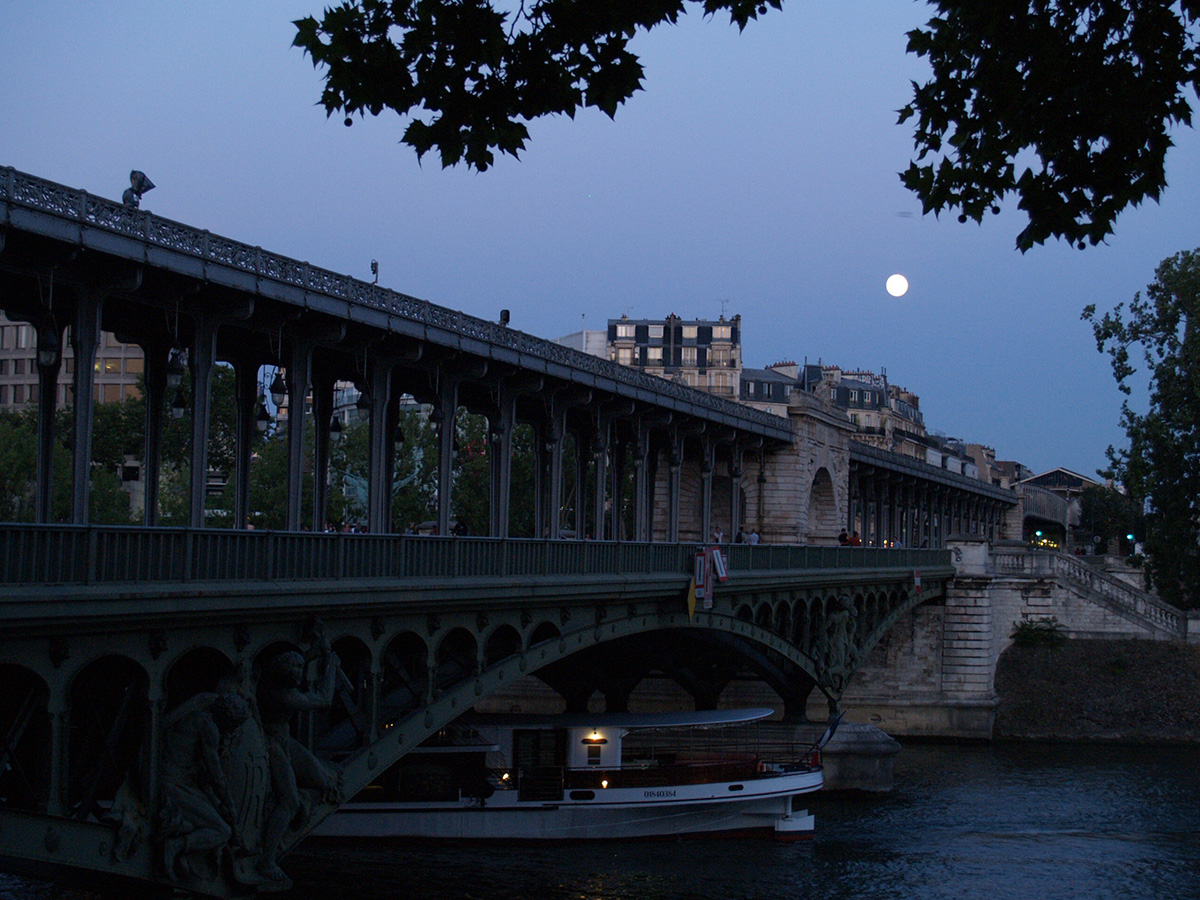 パリ観光地：ビラ・ケム橋