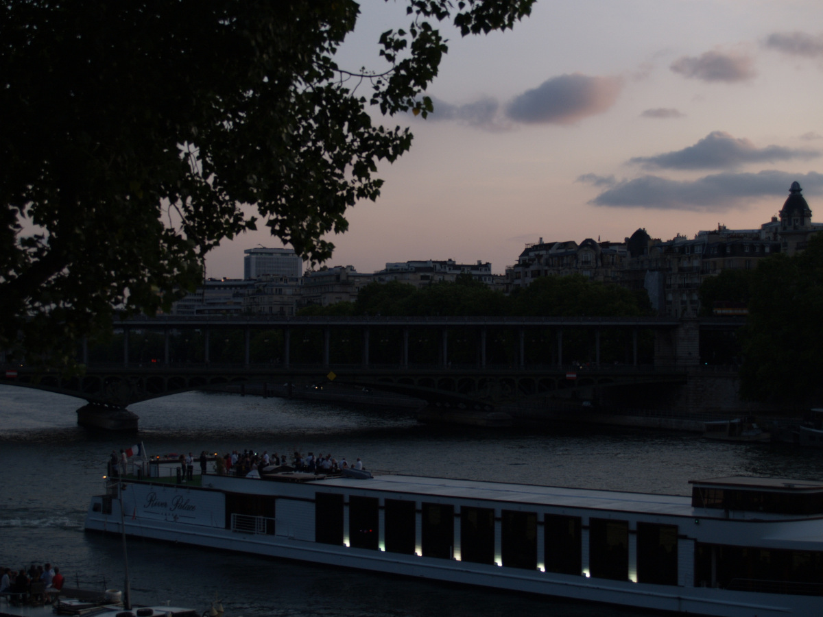 パリ観光地：ビラ・ケム橋