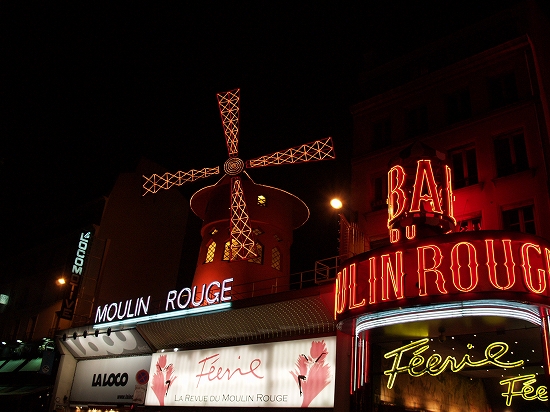 パリの人気観光地：ムーラン・ルージュ