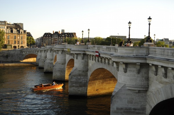 パリの人気観光地：ポン・ヌフ