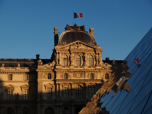 パリの観光地：ルーヴル美術館