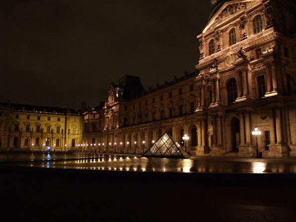 パリ観光地：ルーヴル美術館