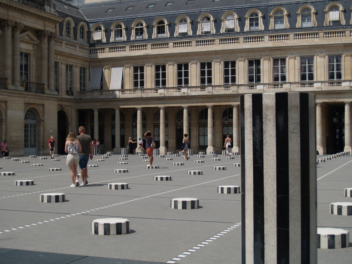 パリ観光地：ダニエル・ビュランによる現代アート