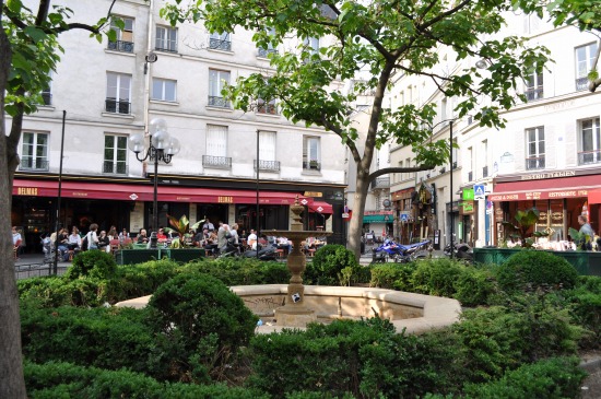 パリの観光地：コントルスカルプ広場