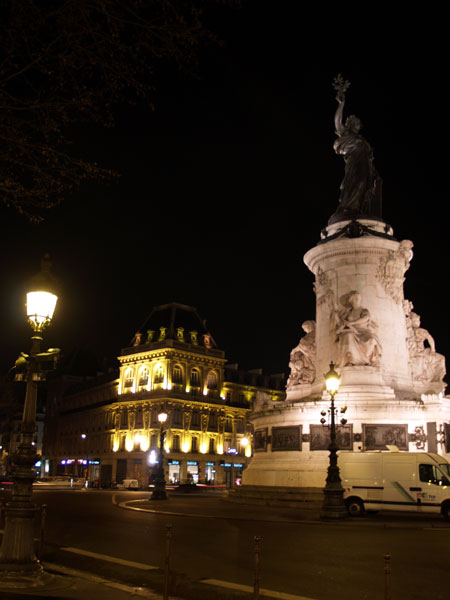 パリ人気観光地：レピュブリック広場