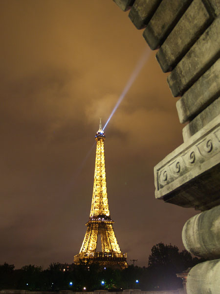 パリの人気観光地：エッフェル塔