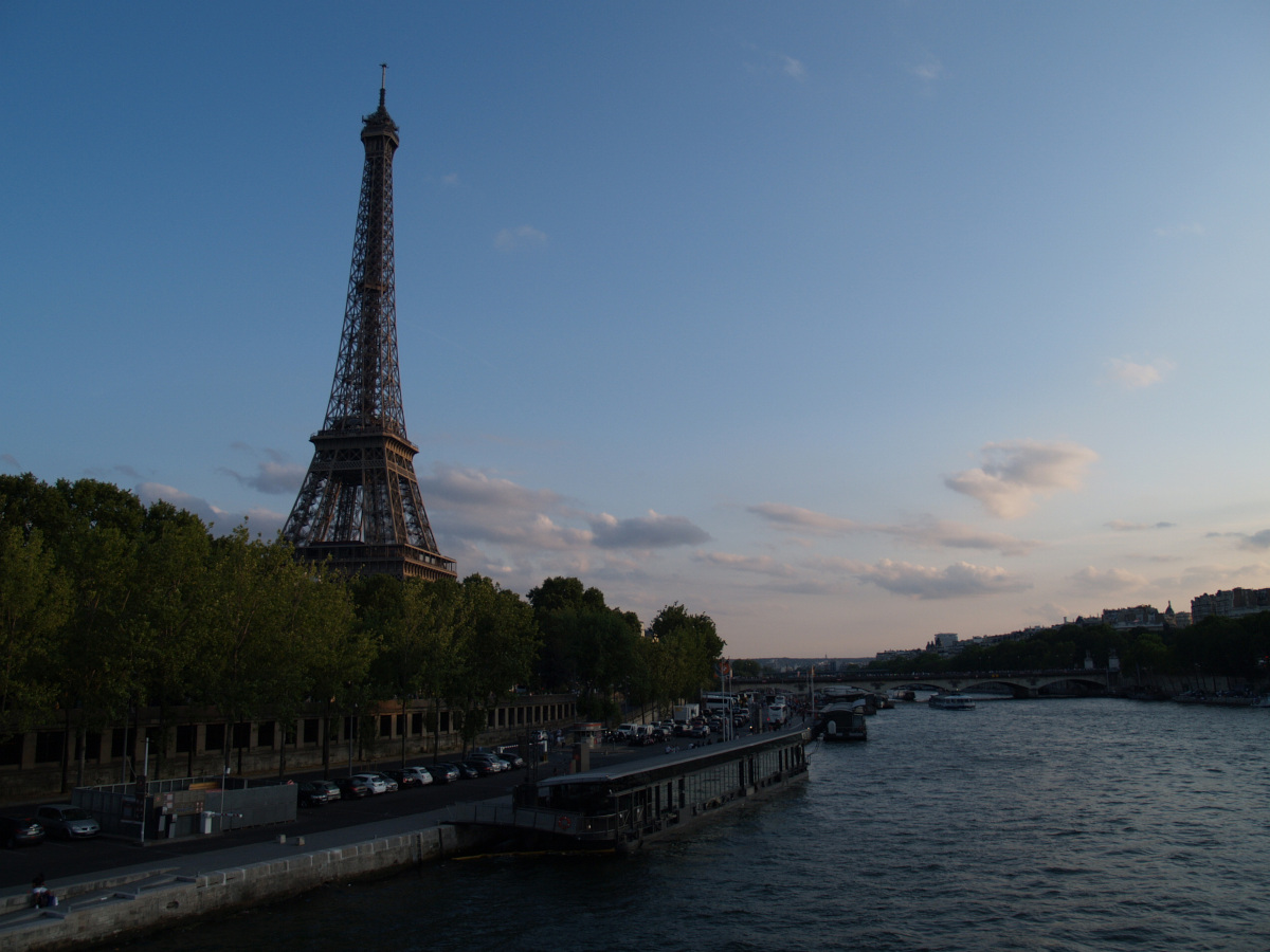 パリ観光地：セーヌ河岸とエッフェル塔