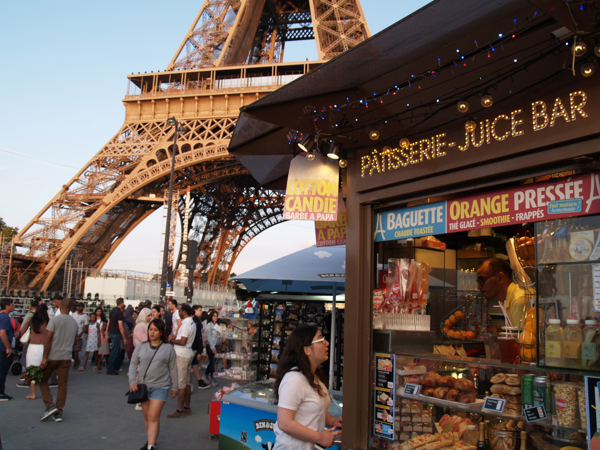 パリ観光地：エッフェル塔の下にある売店