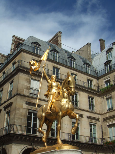 パリ観光地：ジャンヌ・ダルクの像