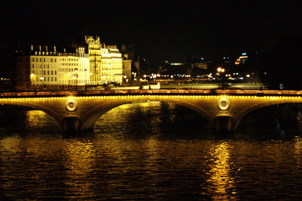 パリの観光地：ルイ・フィリップ橋