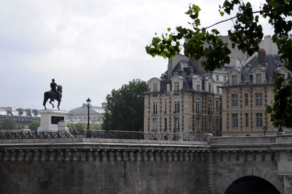 パリ観光地：アンリ4世像