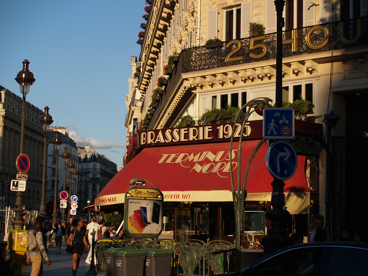 パリ観光地：パリ北駅前のブラッスリー