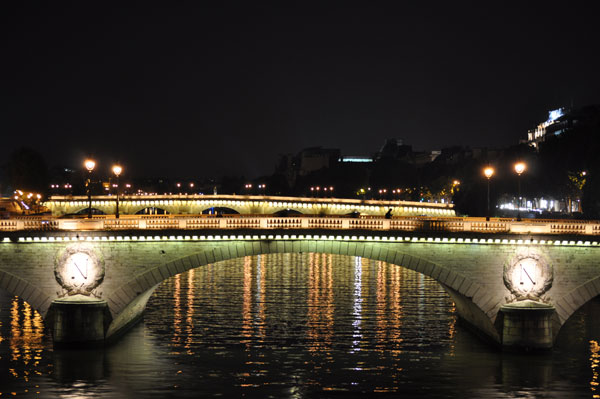 パリ観光地：両替橋（シャンジュ橋）
