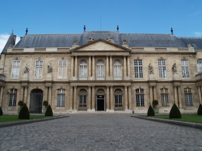 パリの観光地：国立古文書館（スービーズ館）