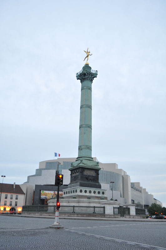 パリ人気観光地：バスティーユ広場