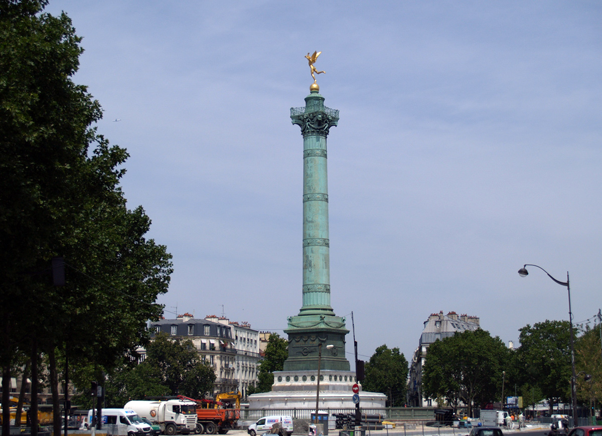 パリ観光地：バスティーユ広場