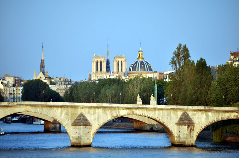 パリの観光地：カルーゼル橋