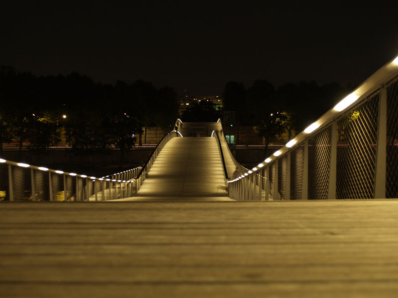 パリ観光地：シモーヌ・ド・ボーヴォワール橋